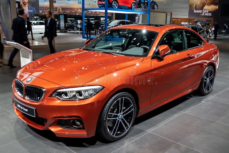 Carro esporte gran turismo vermelho bmw 4 series estacionado em