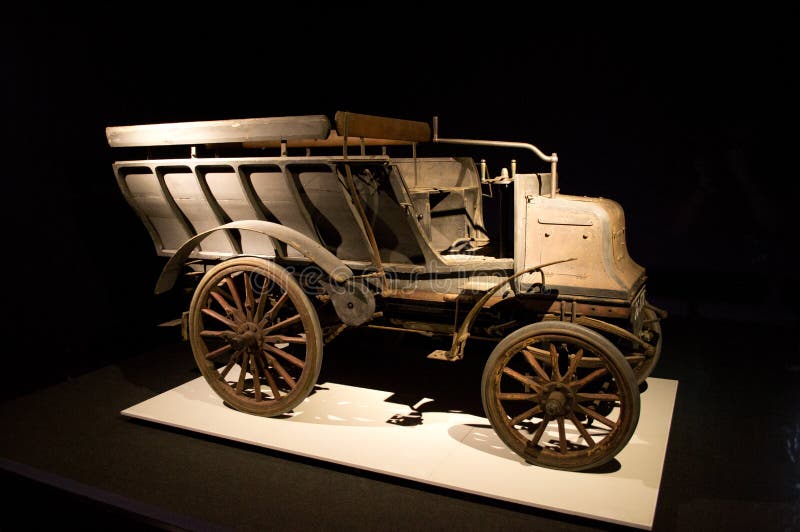 Carro de Daimler 6-HP en el museo de Louwman imagen de archivo Carro de Daimler 6-HP en el museo de Louwman imagen de archivo