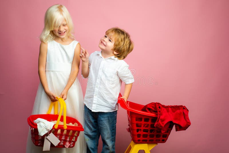 Carro de la compra lindo del control del cliente del cliente del comprador Compra con descuento Compras de los ni?os de la muchac imágenes de archivo libres de regalías Carro de la compra lindo del control del cliente del cliente del comprador Compra con descuento Compras de los ni?os de la muchac imágenes de archivo libres de regalías