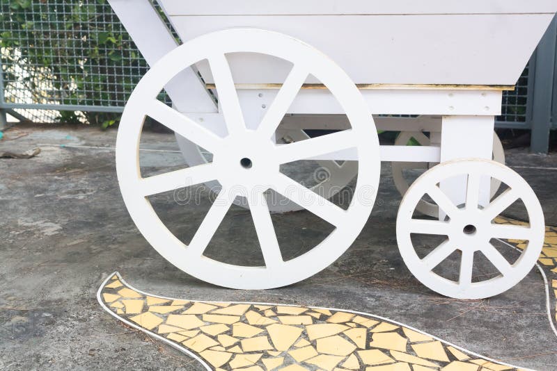 Carro De Madera Con La Rueda Foto de archivo - Imagen de carro, jardín