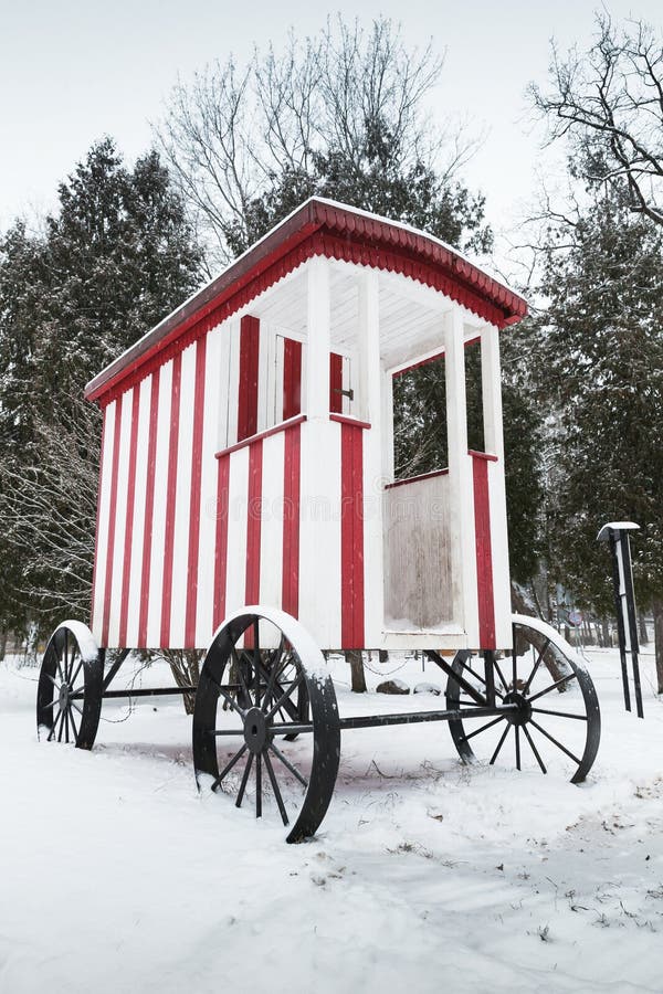 Nieve Roja Vieja De Madera Antigua De La Rueda De Carro Imagen de