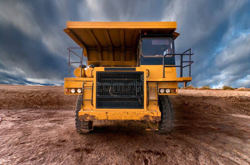 Carro de mina amarillo del auto-dump enorme