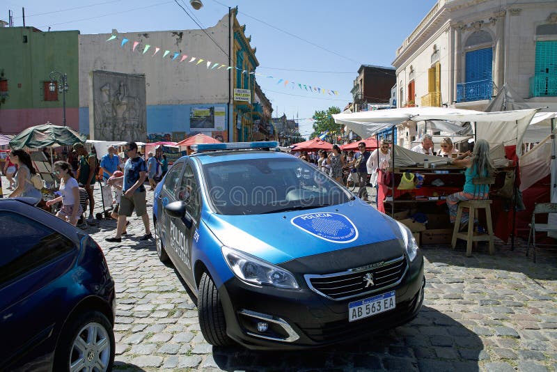 Carro De Polícia Em Plaza De Mayo Em Buenos Aires Em Um Feriado Domingo  Imagem Editorial - Imagem de aires, prefeito: 82590910