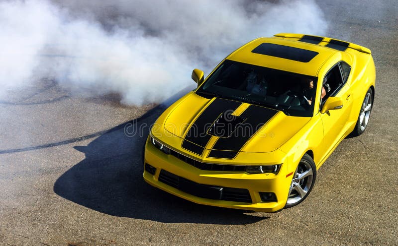 Carro desportivo amarelo luxuoso imagens de stock royalty free Carro desportivo amarelo luxuoso imagens de stock royalty free
