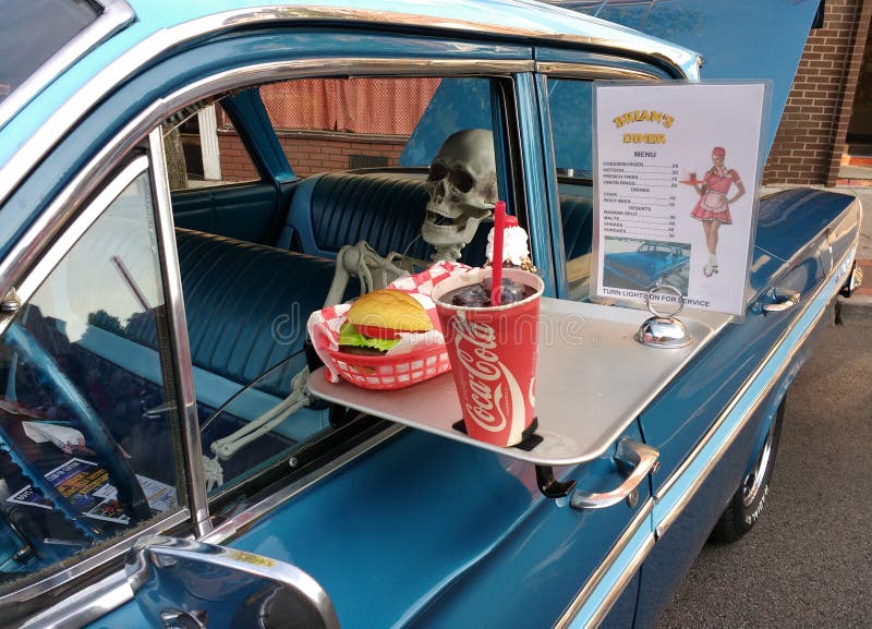Carro do vintage com um esqueleto humano em um Car Show fotografia de stock royalty free Carro do vintage com um esqueleto humano em um Car Show fotografia de stock royalty free