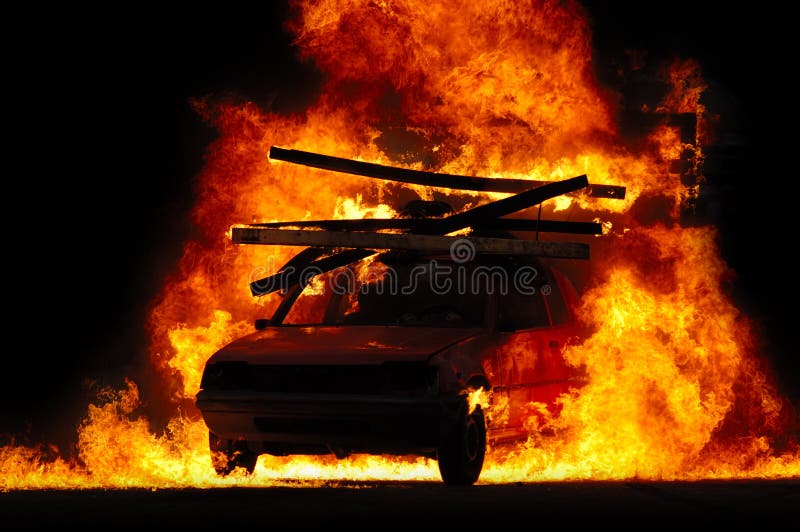 Carro e incêndio fotografia de stock royalty free Carro e incêndio fotografia de stock royalty free