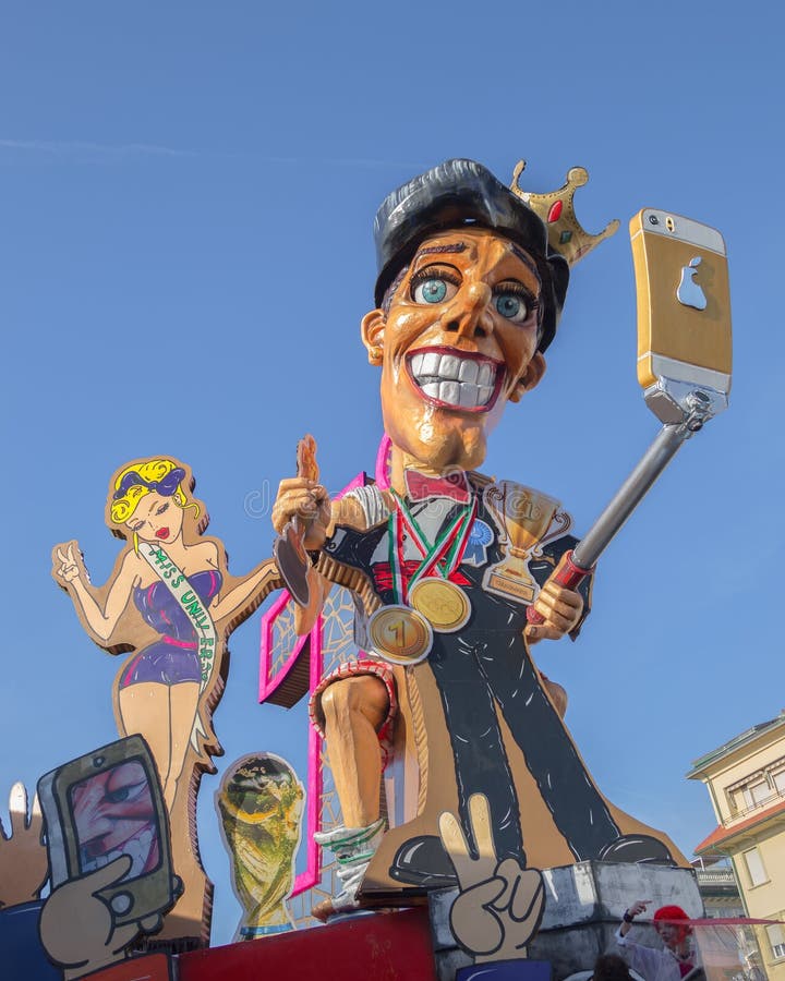 Carro - el ganador es Quién gana no conoce qué se pierde en el carnaval de Viareggio, Toscana, Italia imágenes de archivo libres de regalías Carro - el ganador es Quién gana no conoce qué se pierde en el carnaval de Viareggio, Toscana, Italia imágenes de archivo libres de regalías
