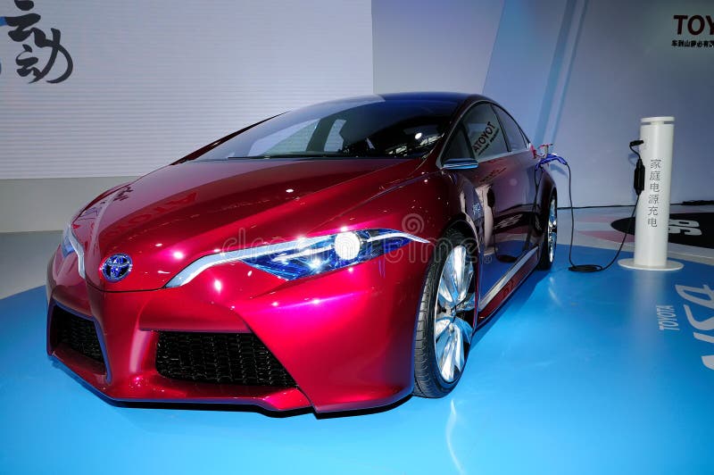 Carro elétrico híbrido do conceito de TOYOTA NS4 imagem de stock Carro elétrico híbrido do conceito de TOYOTA NS4 imagem de stock