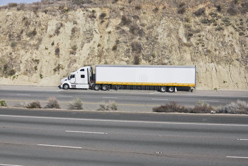 Carro en una autopista sin peaje fotografía de archivo Carro en una autopista sin peaje fotografía de archivo