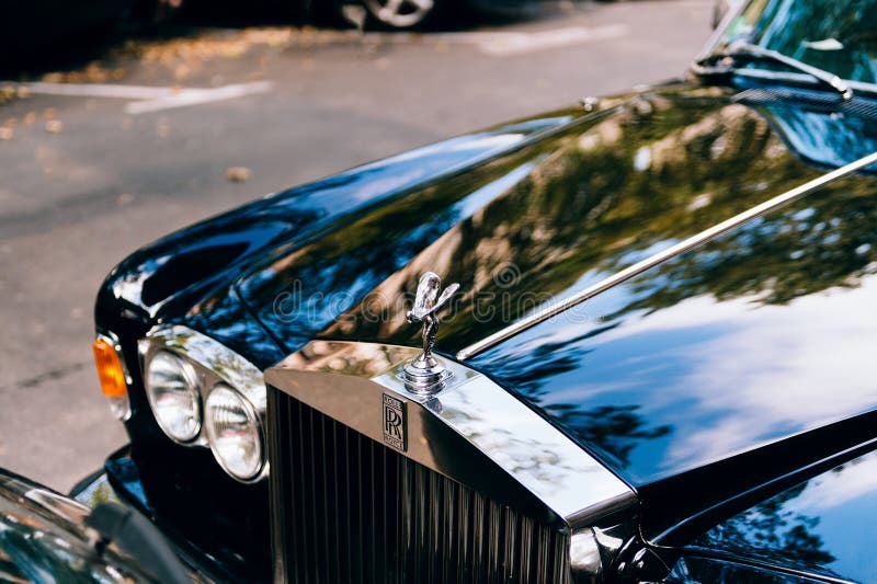 Carro luxuoso de Rolls royce estacionado na cidade imagem de stock Carro luxuoso de Rolls royce estacionado na cidade imagem de stock