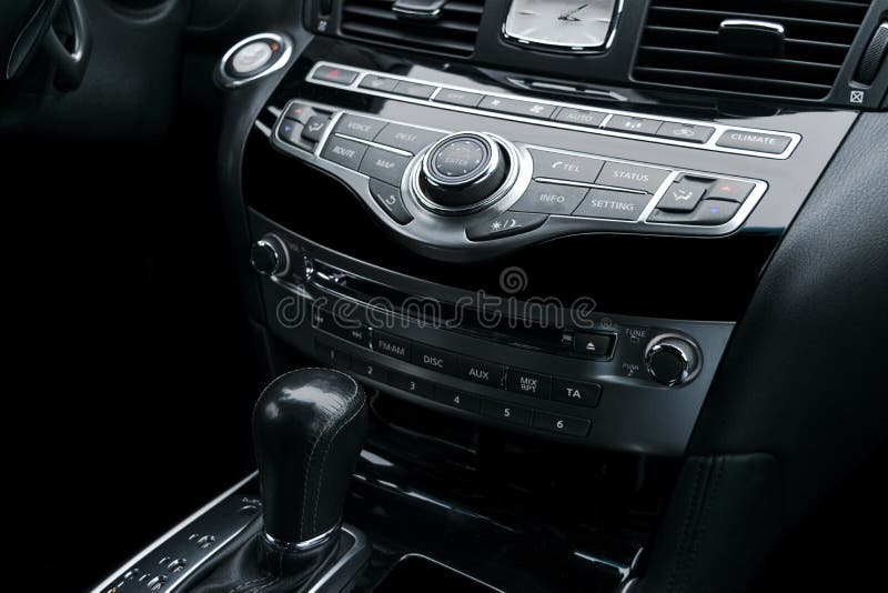 Carro luxuoso para dentro Interior do carro moderno do prestígio Deslocamento de engrenagem da transmissão automática Cabina do p foto de stock royalty free Carro luxuoso para dentro Interior do carro moderno do prestígio Deslocamento de engrenagem da transmissão automática Cabina do p foto de stock royalty free