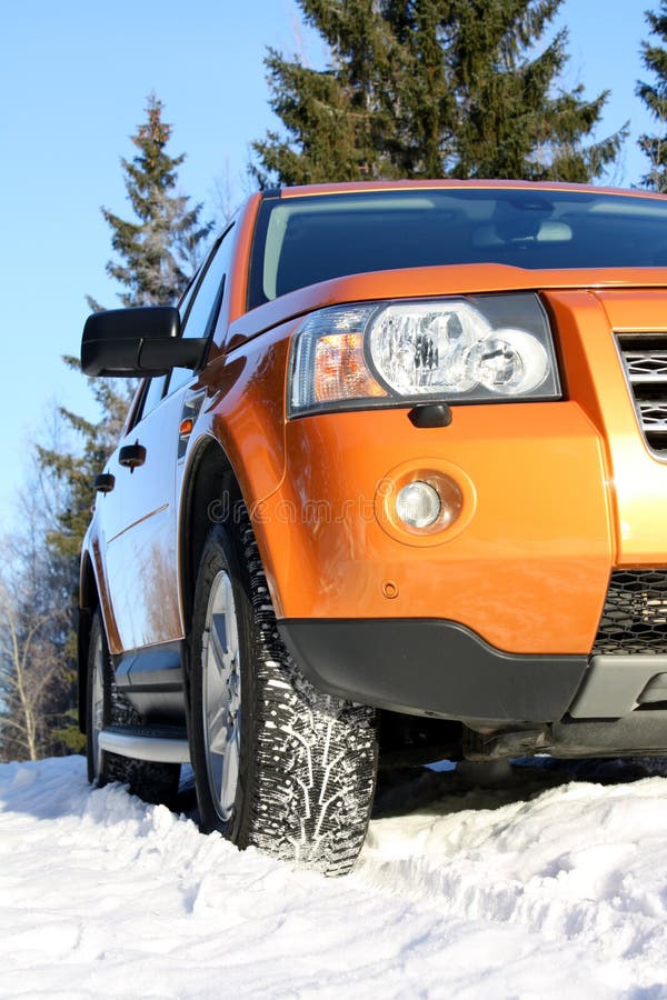 Carro na neve com pneus do inverno fotos de stock Carro na neve com pneus do inverno fotos de stock