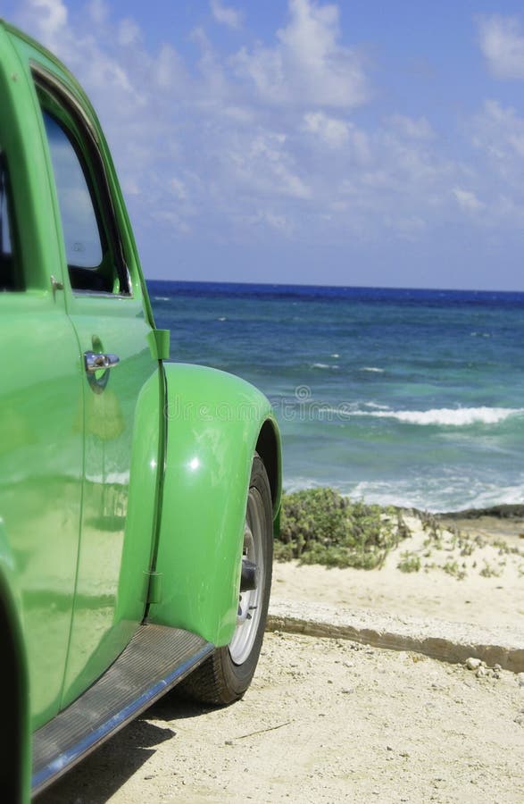 Carro na praia imagem de stock royalty free Carro na praia imagem de stock royalty free
