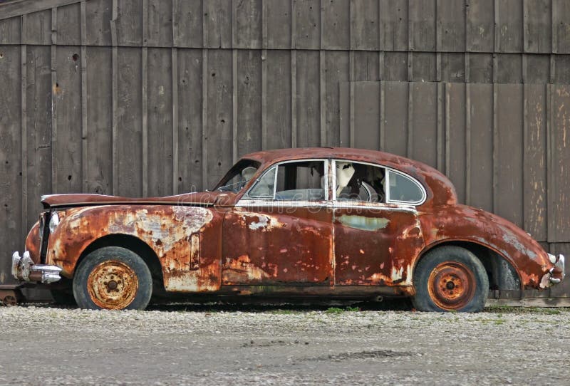Carro oxidado velho