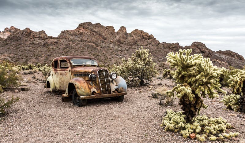 Carro oxidado velho na cidade fantasma de Nelson Nevada