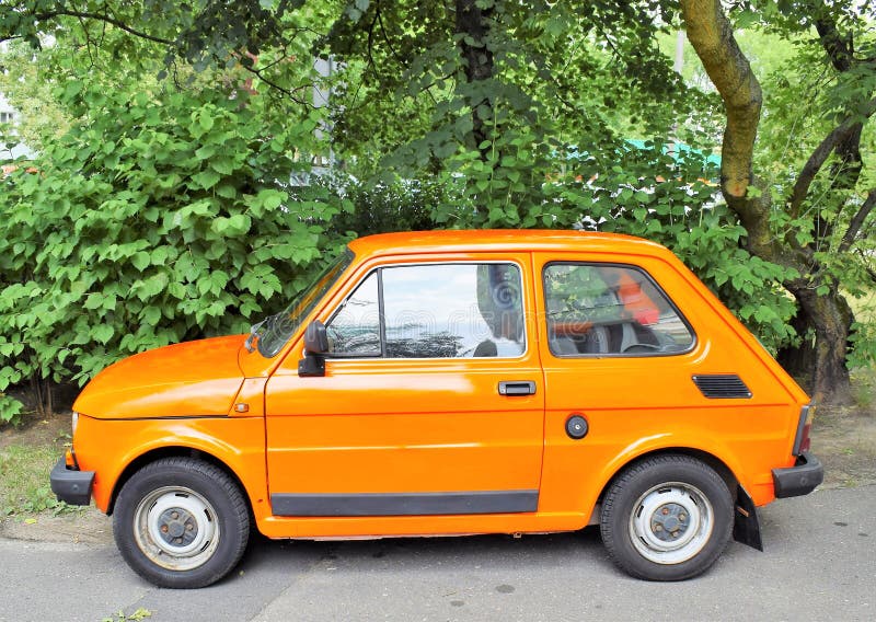 Carro Pequeno Fiat 125p No Parque De Estacionamento No