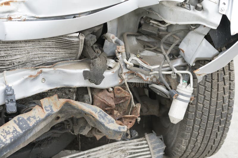 Carro quebrado após um acidente de tráfico fotografia de stock Carro quebrado após um acidente de tráfico fotografia de stock