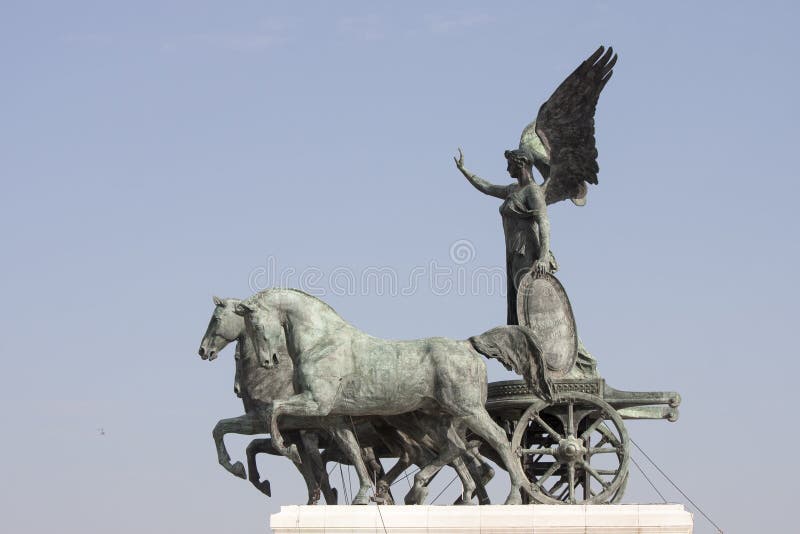 Carro romano de la cuadriga, dibujado por cuatro caballos al corriente foto de archivo libre de regalías Carro romano de la cuadriga, dibujado por cuatro caballos al corriente foto de archivo libre de regalías