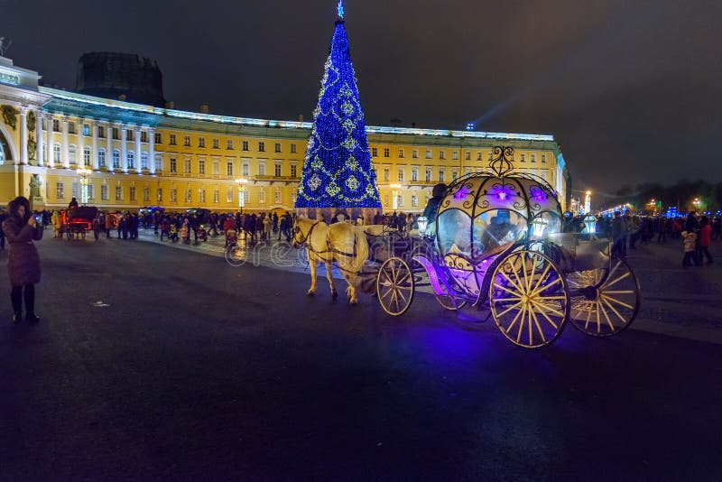 Carro traído por caballo en cuadrado del palacio en la noche St Petersburg Rusia fotos de archivo libres de regalías Carro traído por caballo en cuadrado del palacio en la noche St Petersburg Rusia fotos de archivo libres de regalías