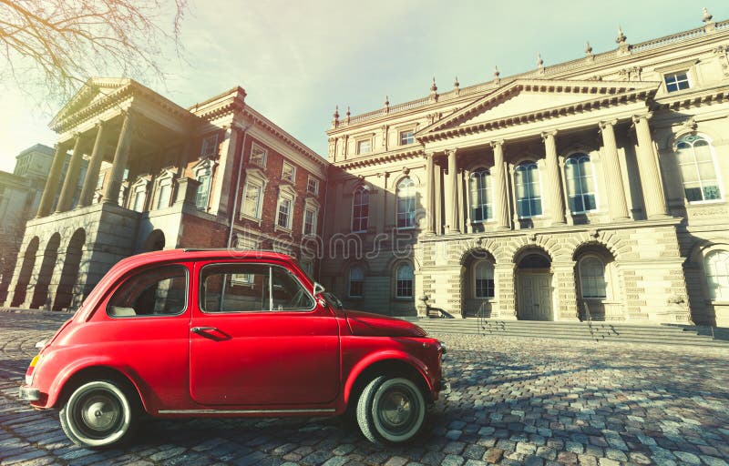 Carro vermelho italiano clássico velho do vintage Osgoode Salão, construção histórica Toronto, Canadá imagens de stock Carro vermelho italiano clássico velho do vintage Osgoode Salão, construção histórica Toronto, Canadá imagens de stock