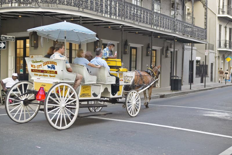 Carro y turistas del caballo en el barrio francés de New Orleans, Luisiana fotografía de archivo Carro y turistas del caballo en el barrio francés de New Orleans, Luisiana fotografía de archivo