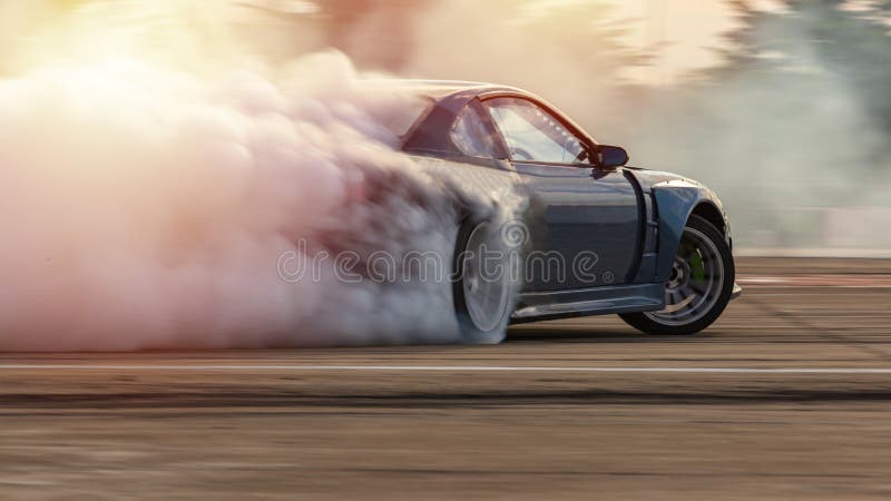 Carro à deriva, carro à deriva da corrida de difusão de imagens desfocado com muita fumaça de pneus queimados na pista de velocid