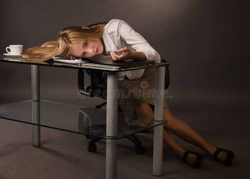 Carrocería de la muchacha de universidad sin vida fotografía de archivo Carrocería de la muchacha de universidad sin vida fotografía de archivo