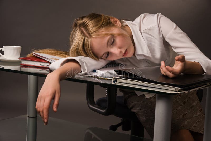 Carrocería de la muchacha de universidad sin vida imagenes de archivo Carrocería de la muchacha de universidad sin vida imagenes de archivo
