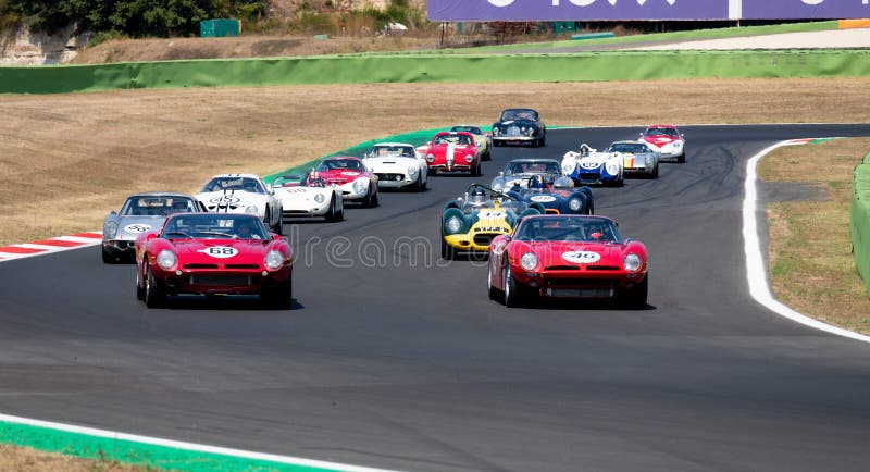 Carros De Corrida Antigos Dos Anos 60 Grande Competição Em Grupo Em  Formação De Pista, Volta Com Imagem Editorial - Imagem de velho, porquinho:  231610660