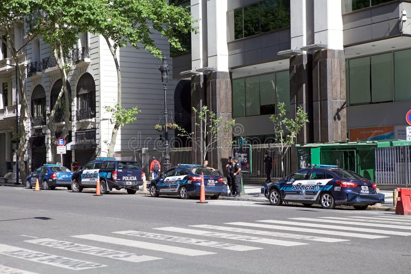 Carro De Polícia Em Plaza De Mayo Em Buenos Aires Em Um Feriado Domingo  Imagem Editorial - Imagem de aires, prefeito: 82590910