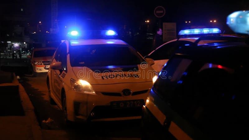 Carros de policía de noche Carro de policía persiguiendo a un auto en la noche con antecedentes de niebla 911 Carro de la policía