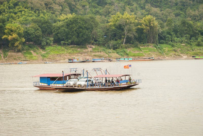 Carros de transfer?ncia da jangada da balsa sobre Mekong River, Laos imagens de stock Carros de transfer?ncia da jangada da balsa sobre Mekong River, Laos imagens de stock