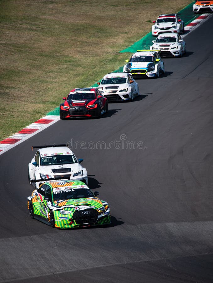 Carros De Turismo Em Ação Durante a Corrida Foto Editorial