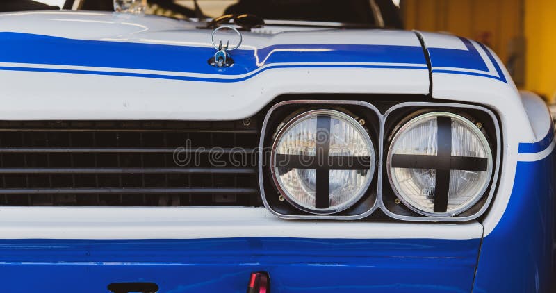 Carros De Pmw De Turismo Dos Anos 70 Correndo Em Circuito De