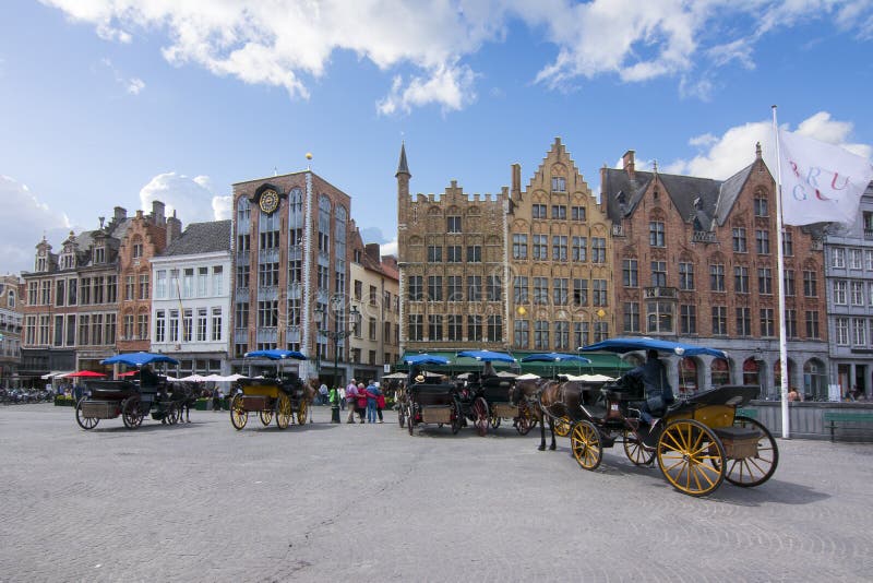 Carros del caballo en el markt de Grote de la plaza del mercado, Brujas, Bélgica foto de archivo Carros del caballo en el markt de Grote de la plaza del mercado, Brujas, Bélgica foto de archivo