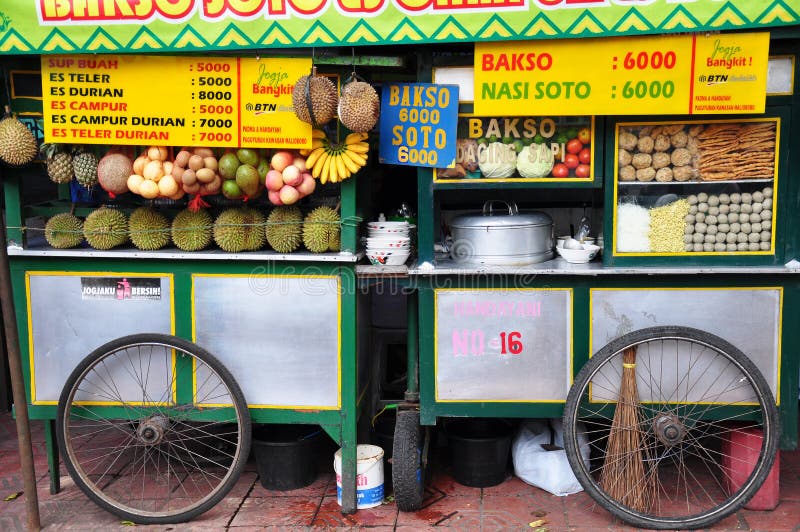 Carro de la fruta imagen editorial. Imagen de vendedor - 1135175