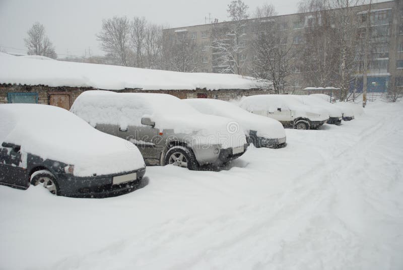 Carros estacionados cobertos de neve foto de stock royalty free