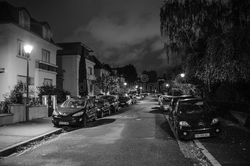Carros estacionados em uma rua francesa na noite preto e branco fotos de stock Carros estacionados em uma rua francesa na noite preto e branco fotos de stock