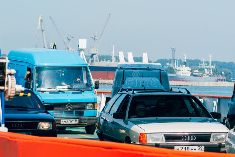 Carros na balsa Rússia de Baltiysk imagem de stock royalty free Carros na balsa Rússia de Baltiysk imagem de stock royalty free