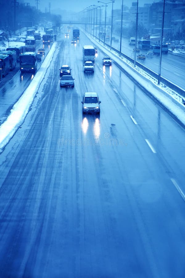 Carros na estrada fotos de stock