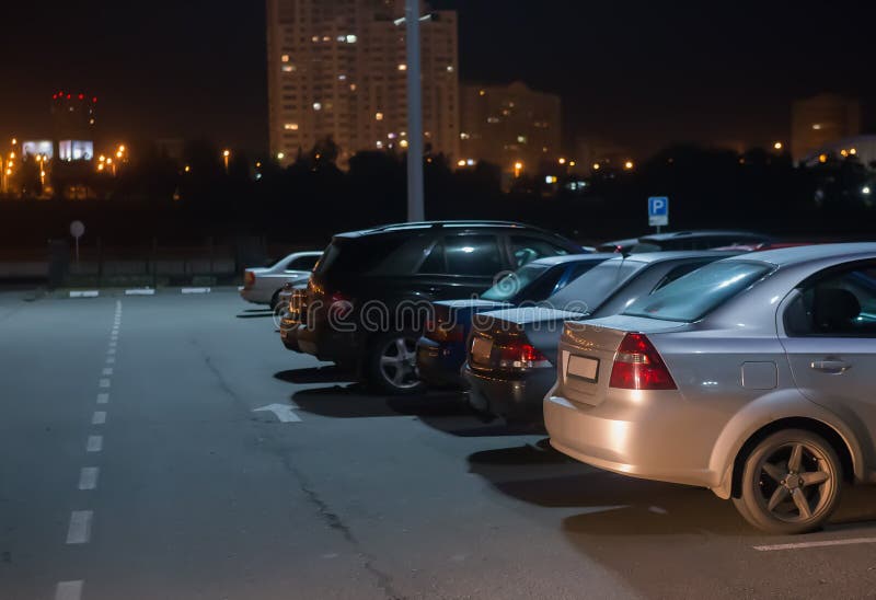 carros na noite no estacionamento