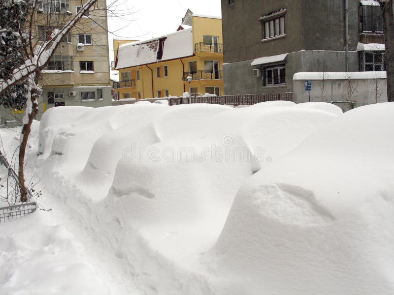 Carros cobertos de neve fotografia de stock royalty free