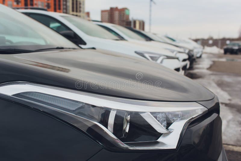 Carros para a fileira do lote do estoque da venda Invent?rio de concession?rio autom?vel imagens de stock Carros para a fileira do lote do estoque da venda Invent?rio de concession?rio autom?vel imagens de stock