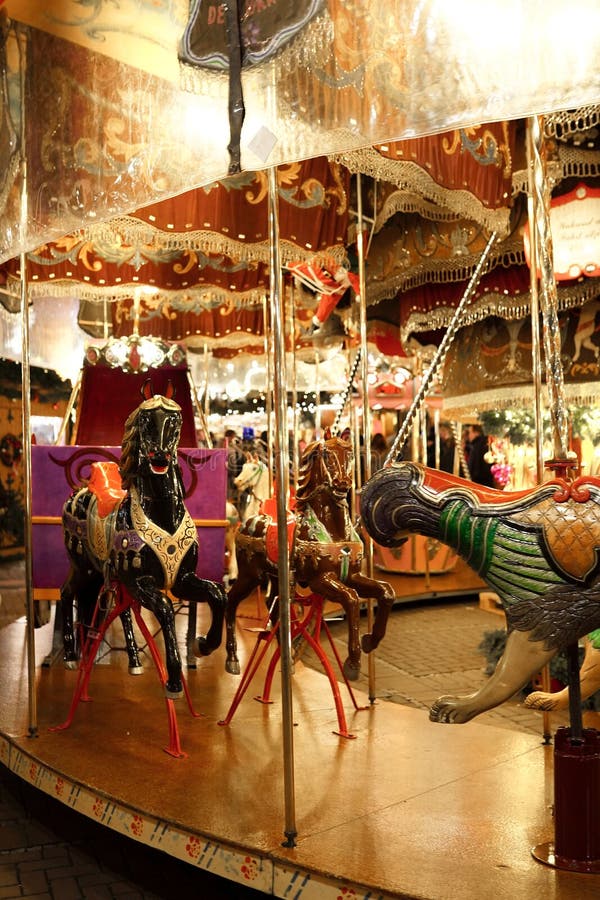 Carrossel Festivo, De Carrossel, Com Cavalos E Luzes Em Frankfurt