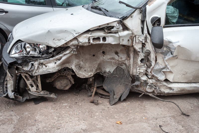 Carrosserie Cabossée D'une Aile De Voiture Endommagée Avec De L'acier  écrasé Après Un Accident De La Circulation Qui a Complètemen Photo stock -  Image du choc, assurance: 212239890