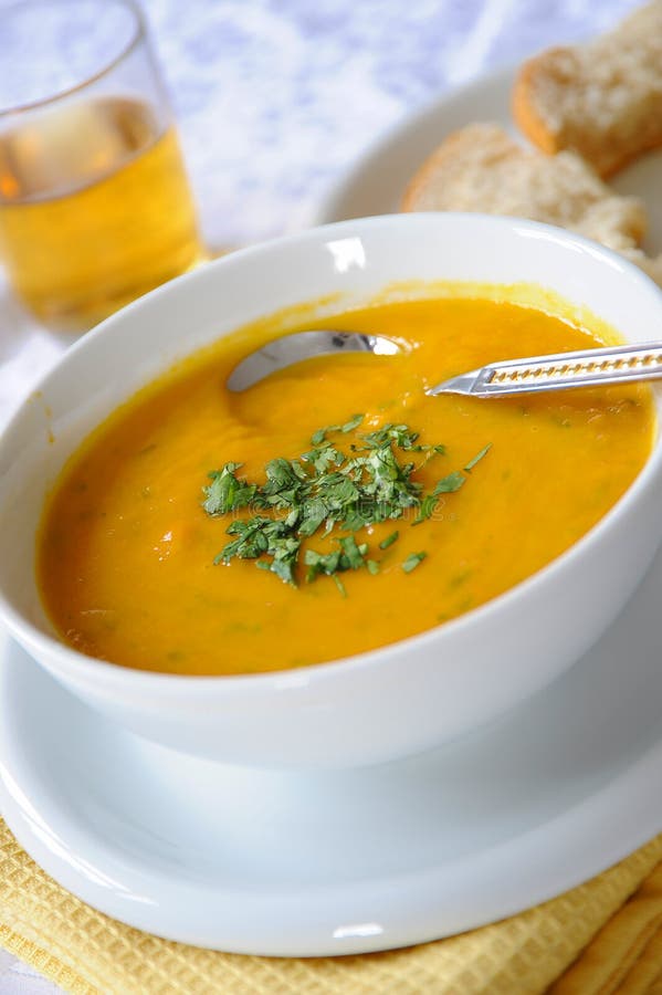 Una ciotola di carote e zuppa di lenticchie.