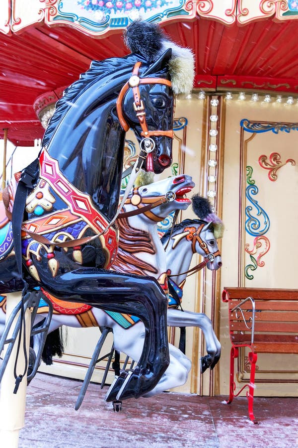Carrousel! De paarden op uitstekend, retro vrolijk Carnaval gaan rond stock afbeeldingen Carrousel! De paarden op uitstekend, retro vrolijk Carnaval gaan rond stock afbeeldingen