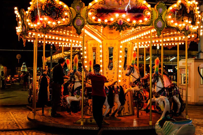 Carrousel la nuit dans la fête foraine photos stock Carrousel la nuit dans la fête foraine photos stock