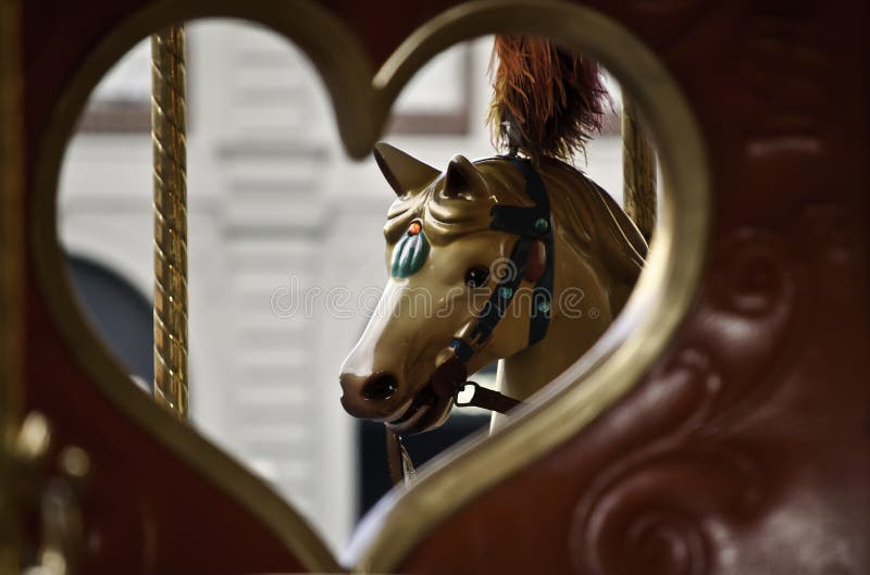 Carrouselzetel met hart en paard stock fotografie Carrouselzetel met hart en paard stock fotografie