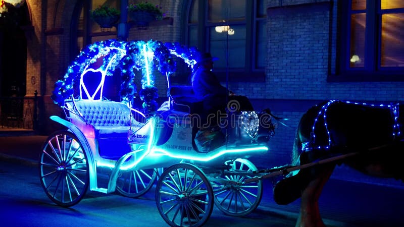 Carrozza di cavallo illuminato disegnato per le strade di san antonio da notte san antonio stati uniti novembre 2022